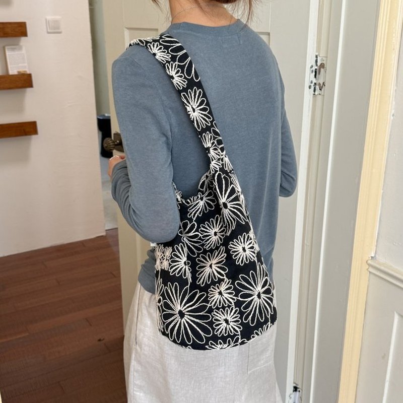 Hobo Bag Slouchy - Kadın Siyah Beyaz Çiçekli Hobo Çanta