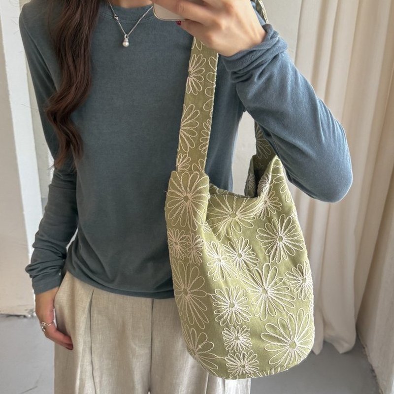 Kadın Siyah Beyaz Çiçekli Hobo - Hobo Bag Slouchy incelemesi ve fiyatı
