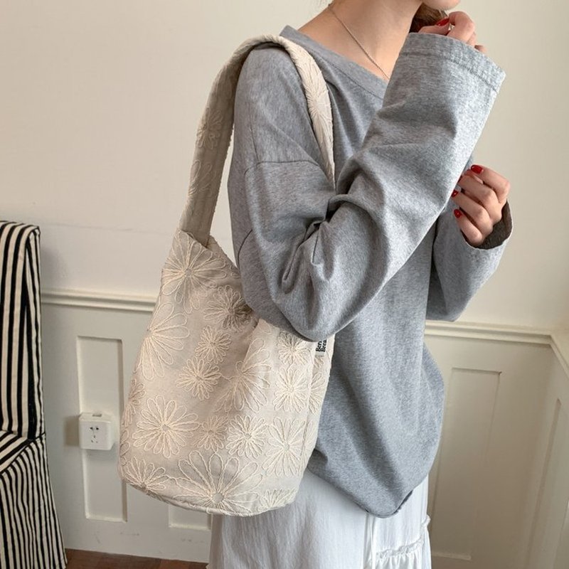 Kadın Siyah Beyaz Çiçekli Hobo - Hobo Bag Slouchy incelemesi ve fiyatı